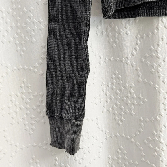 Kendall & Kylie Long Sleeve Waffle Crop Distressed Mock Neck Black Acid Wash XS - Picture 4 of 6